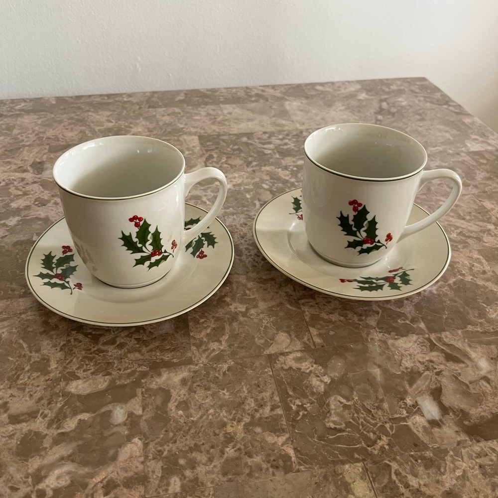 Alco Industries 2 Tea cups and 2 Saucers Christmas Holly Berries